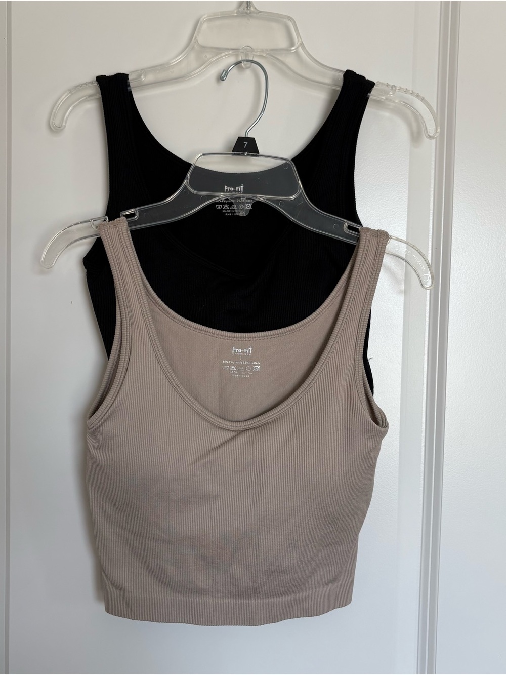 Pro-fit Seamless black and tan ribbed cropped tank tops with padding size Large